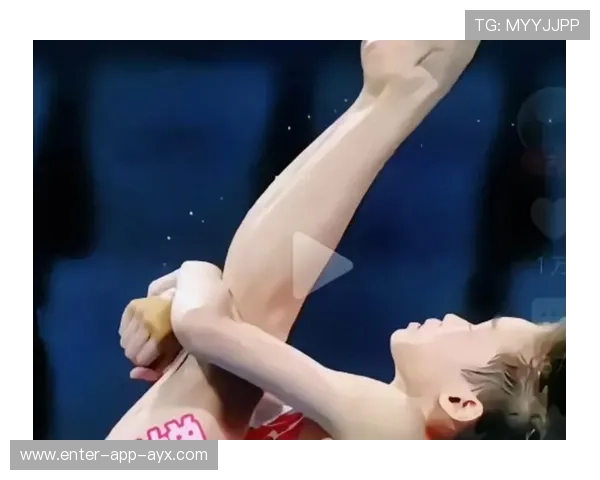 跳水选手以完美角度入水惊艳评审 跳水选手以完美角度入水惊艳评审