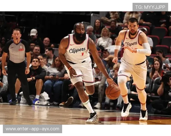 哈登运球如丝顺滑,快船主导比赛走向 哈登运球如丝顺滑,快船主导比赛走向